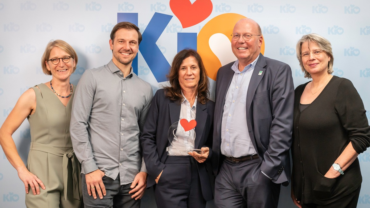 Timo Boll übergibt Preis an engagierte Krankenschwester / KfH-Mitarbeiterin Kristina Breuch erhält Helmut-Werner-Preis der Kinderhilfe Organtransplantation, Veranstaltung zum 20-jährigen Bestehen - Foto: presseportal.de