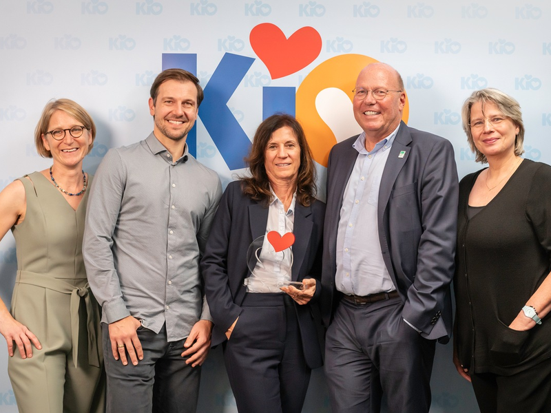 Timo Boll übergibt Preis an engagierte Krankenschwester / KfH-Mitarbeiterin Kristina Breuch erhält Helmut-Werner-Preis der Kinderhilfe Organtransplantation, Veranstaltung zum 20-jährigen Bestehen - Foto: presseportal.de