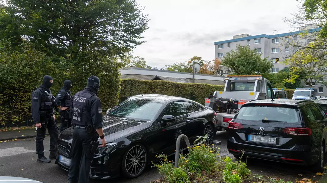 POL-D: Haftbefehl gegen bekannten Prediger - Verdacht des gewerbs- und bandenmäßigen Betrugs - Bilder zur heutigen Pressekonferenz - Bild: presseportal.de