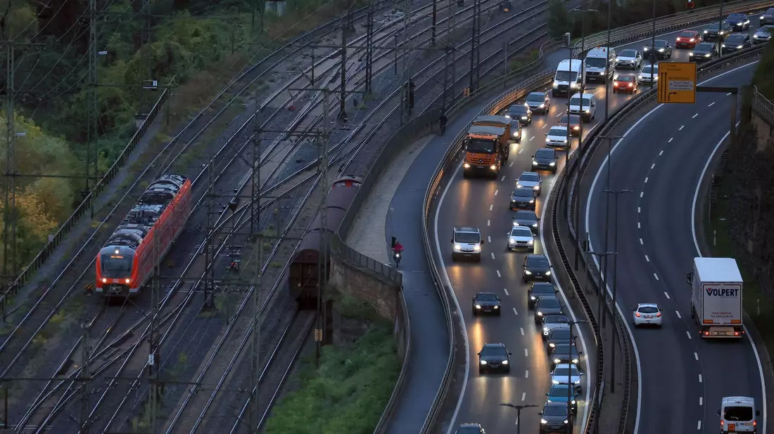 Für die Sanierung maroder Straßen, Schienen und Brücken schlagen die Verkehrsminister der Länder ein milliardenschweres Sondervermögen vor. (Archivbild) - Bild: Karl-Josef Hildenbrand/dpa
