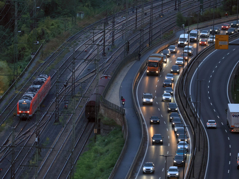 Für die Sanierung maroder Straßen, Schienen und Brücken schlagen die Verkehrsminister der Länder ein milliardenschweres Sondervermögen vor. (Archivbild) - Foto: Karl-Josef Hildenbrand/dpa