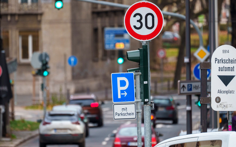 Änderungen der StVO: Tempo-30-Zonen sollen ab jetzt einfacher eingerichtet werden können. (Archivbild) - Foto: Andreas Arnold/dpa