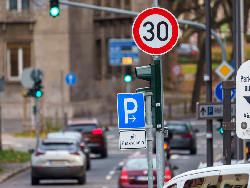 Änderungen der StVO: Tempo-30-Zonen sollen ab jetzt einfacher eingerichtet werden können. (Archivbild) - Foto: Andreas Arnold/dpa
