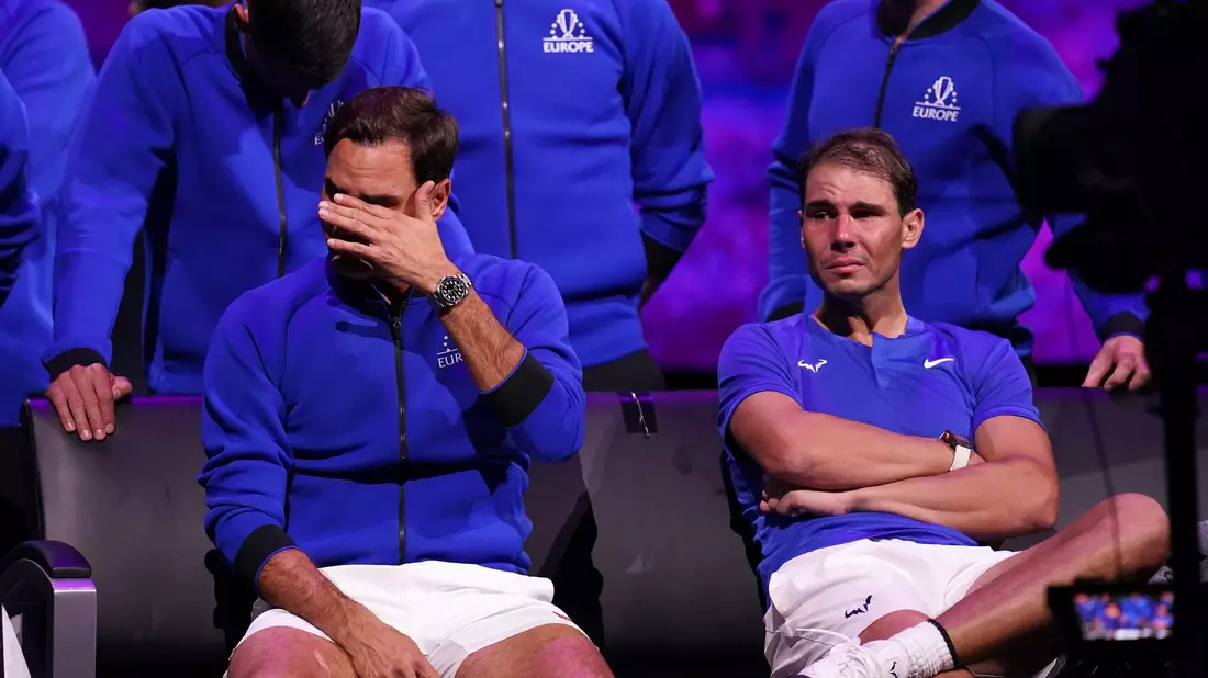 Tränen zum Abschied: Roger Federer (l) und Rafael Nadal. - Bild: John Walton/Press Association/dpa