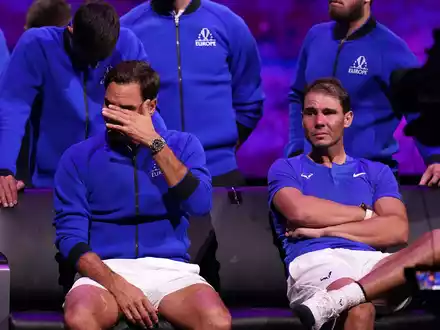 Tränen zum Abschied: Roger Federer (l) und Rafael Nadal. - Foto: John Walton/Press Association/dpa