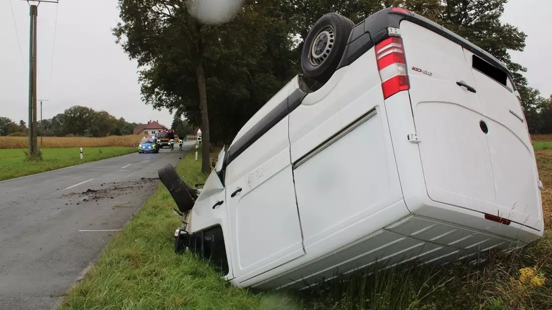 POL-MI: Sprinter überschlägt sich bei Alleinunfall - Bild: presseportal.de