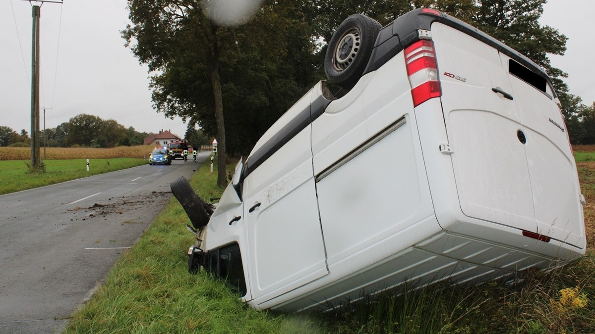 POL-MI: Sprinter überschlägt sich bei Alleinunfall - Foto: presseportal.de