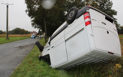 POL-MI: Sprinter überschlägt sich bei Alleinunfall - Foto: presseportal.de