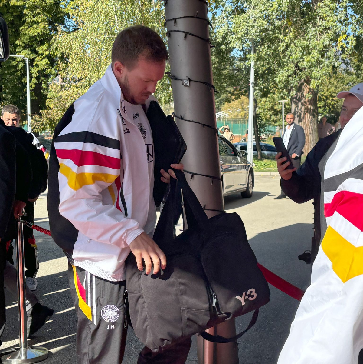 Im Stadion Bilino Polje erwarten 13.000 Fans die deutsche Mannschaft. - Foto: Jan Mies/dpa
