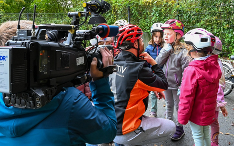 Sicher in Bewegung. Mit Helm und Mut. - Foto: presseportal.de
