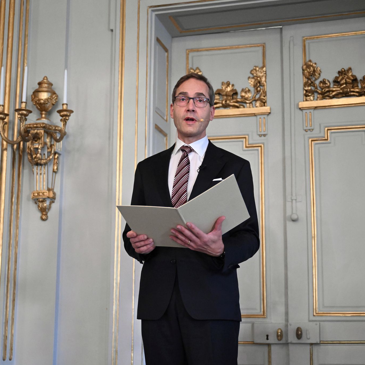 Mats Malm verkündet die diesjährige Literaturnobelpreisträgerin. - Foto: Jessica Gow/TT News Agency/P/dpa