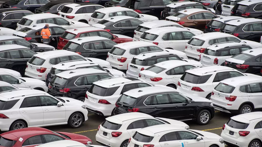 Sowohl BMW als auch Mercedes kämpfen um ihre Absätze in China. (Symbolbild) - Bild: Ingo Wagner/dpa