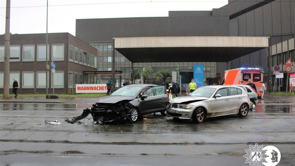 POL-DU: Bruckhausen/Hochemmerich: Beim Abbiegen übersehen - Insassen kamen leicht verletzt davon - Foto: presseportal.de