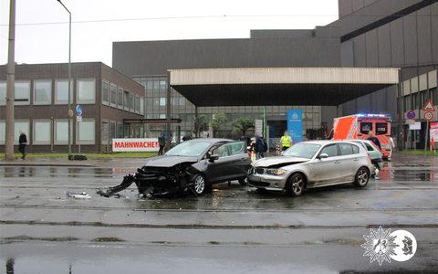 POL-DU: Bruckhausen/Hochemmerich: Beim Abbiegen übersehen - Insassen kamen leicht verletzt davon - Foto: presseportal.de