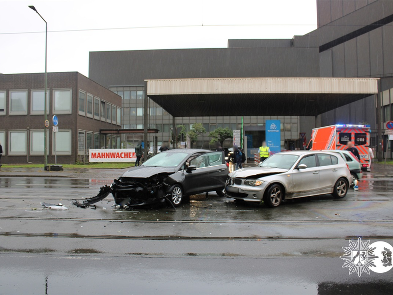 POL-DU: Bruckhausen/Hochemmerich: Beim Abbiegen übersehen - Insassen kamen leicht verletzt davon - Foto: presseportal.de