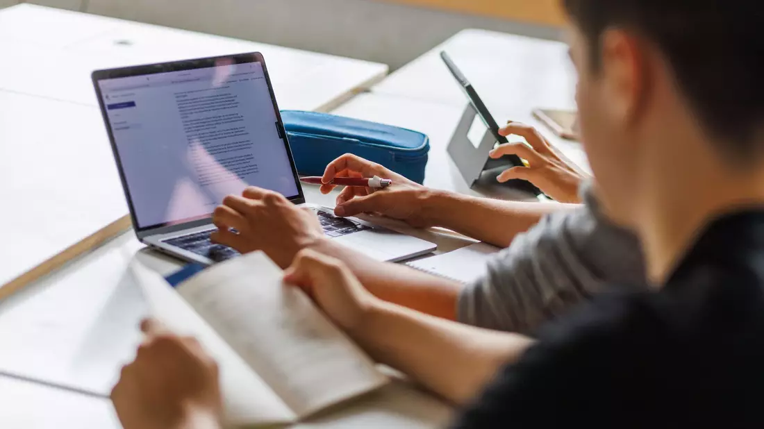 KI-Tools wie ChatGPT sind inzwischen Teil des Lernalltags vieler Schülerinnen und Schüler. (Archivbild) - Bild: Philipp von Ditfurth/dpa