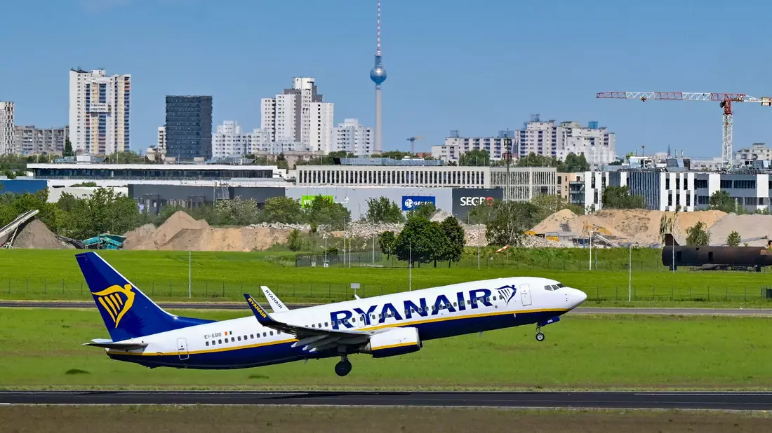 Ein Flugzeug der Fluggesellschaft Ryanair startet vom Hauptstadtflughafen Berlin Brandenburg BER. - Bild: Patrick Pleul/dpa