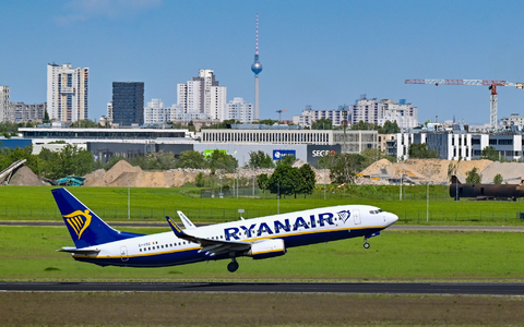 Ein Flugzeug der Fluggesellschaft Ryanair startet vom Hauptstadtflughafen Berlin Brandenburg BER. - Foto: Patrick Pleul/dpa