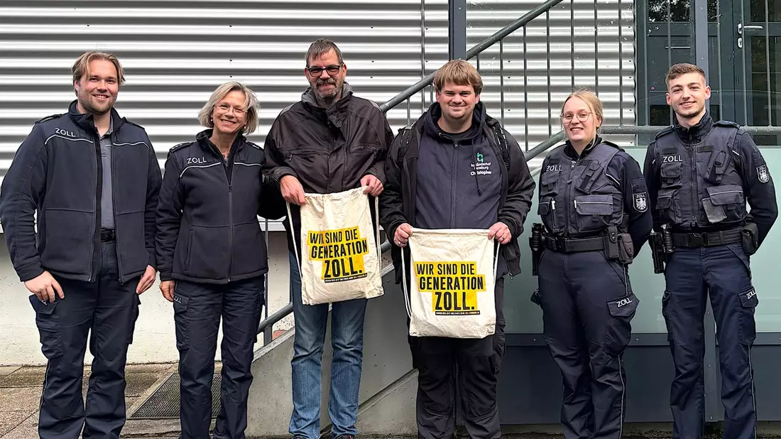 HZA-IZ: Aktionstag Schichtwechsel - bundesweite Beteiligung des Zolls / Menschen mit und ohne Behinderung tauschen ihren Arbeitsplatz - Bild: presseportal.de
