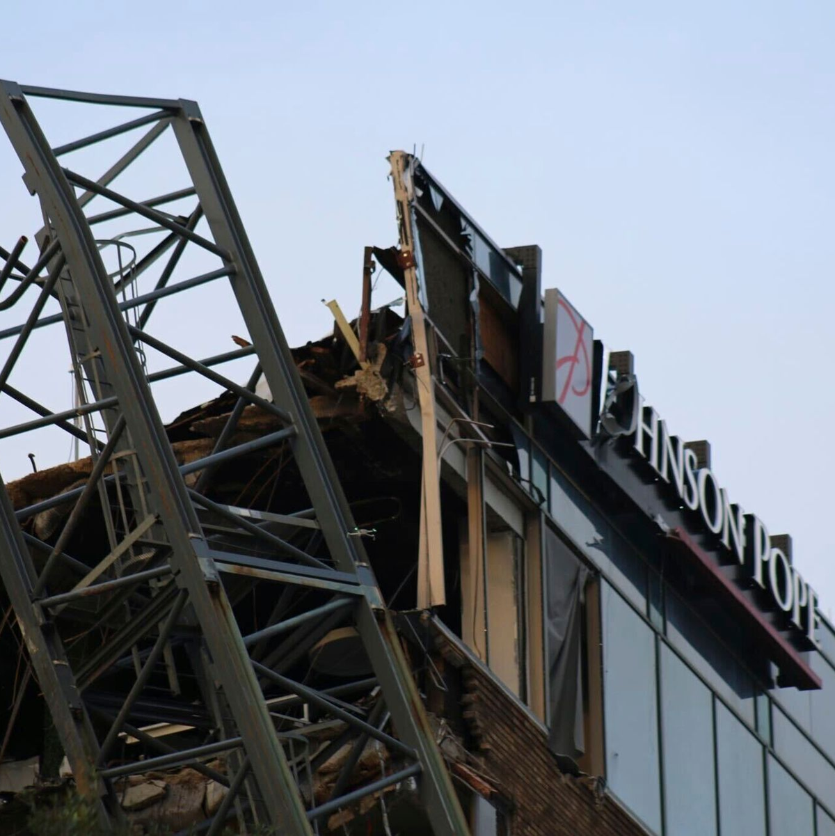 Ein Fahrzeug der Feuerwehr fährt durch St. Petersburg in Florida. - Foto: Uncredited/Tampa Bay Times/AP/dpa