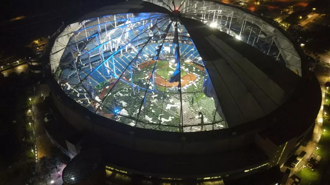 Blick auf das zerstörte Dach des Baseball-Stadions Tropicana Field in St. Petersburg in Florida. - Bild: MAX CHESNES/Tampa Bay Times/AP/dpa