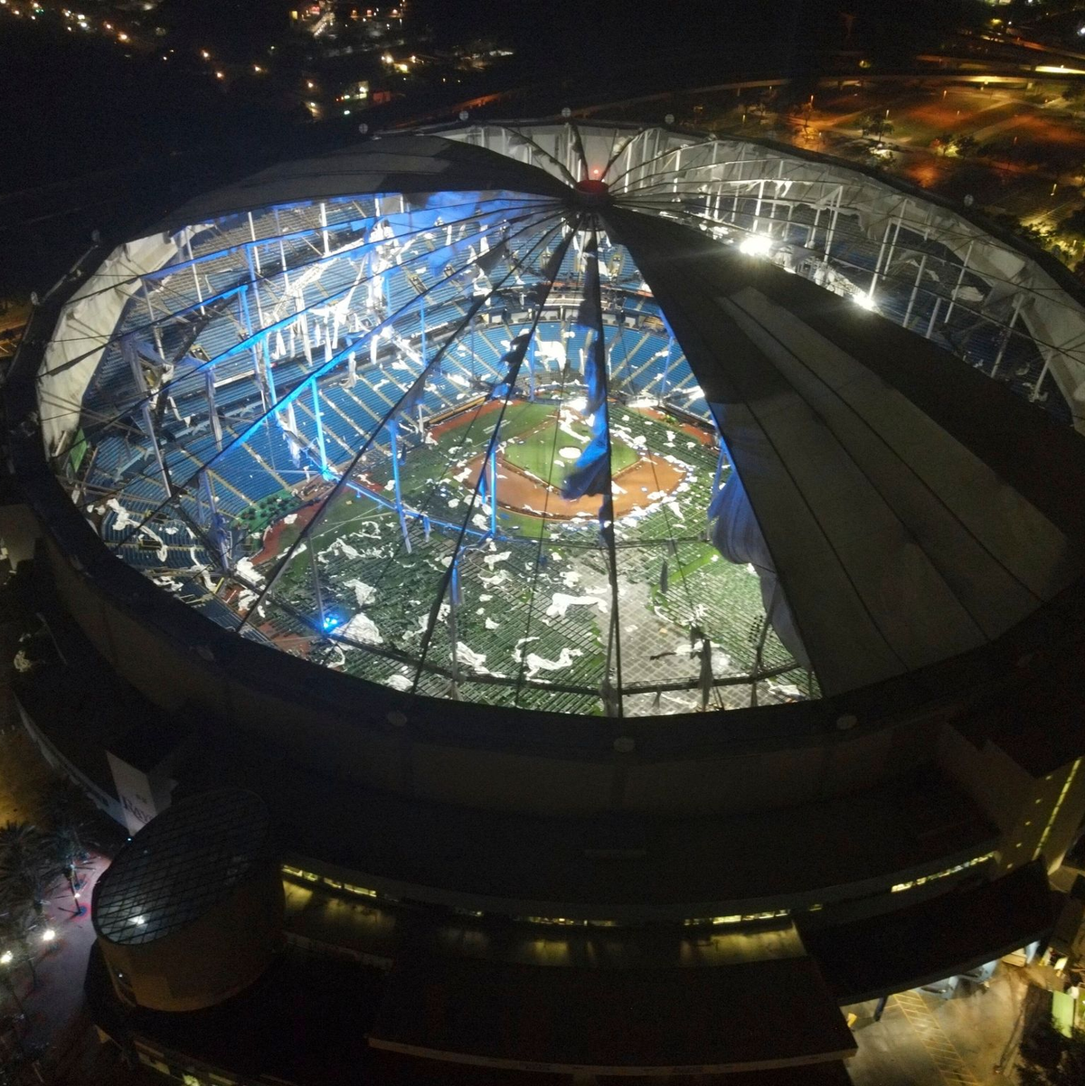 Blick auf das zerstörte Dach des Baseball-Stadions Tropicana Field in St. Petersburg in Florida. - Foto: MAX CHESNES/Tampa Bay Times/AP/dpa