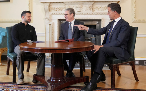 Der ukrainische Präsident Wolodymyr Selenskyj warb im Gespräch mit dem britischen Premier Keir Starmer und Nato-Generalsekretär Mark Rutte erneut für die Freigabe weitreichender Waffen.  - Foto: Kin Cheung/Pool AP/AP/dpa