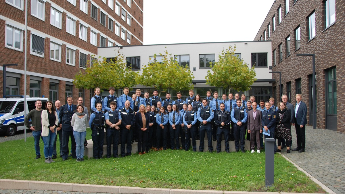 POL-PPTR: Polizeipräsidentin Anja Rakowski begrüßt 38 neue Polizeibeamtinnen und -beamte im Polizeipräsidium Trier - Foto: presseportal.de