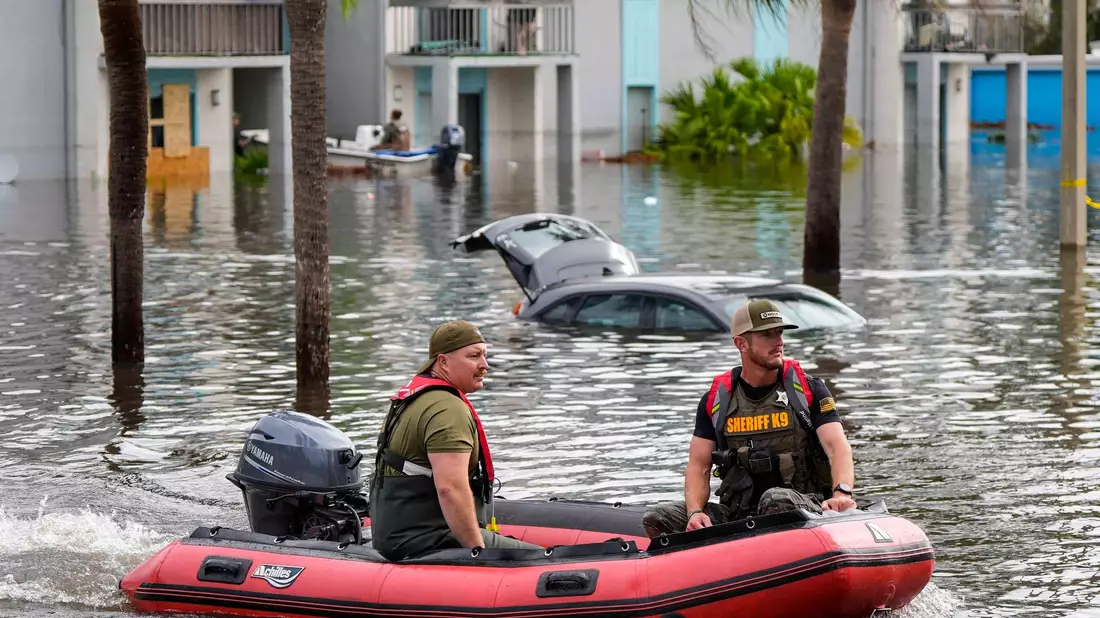 Rettungskräfte sind in der Stadt Clearwater auf dem Weg zu Sturmopfern. - Bild: Mike Stewart/AP/dpa