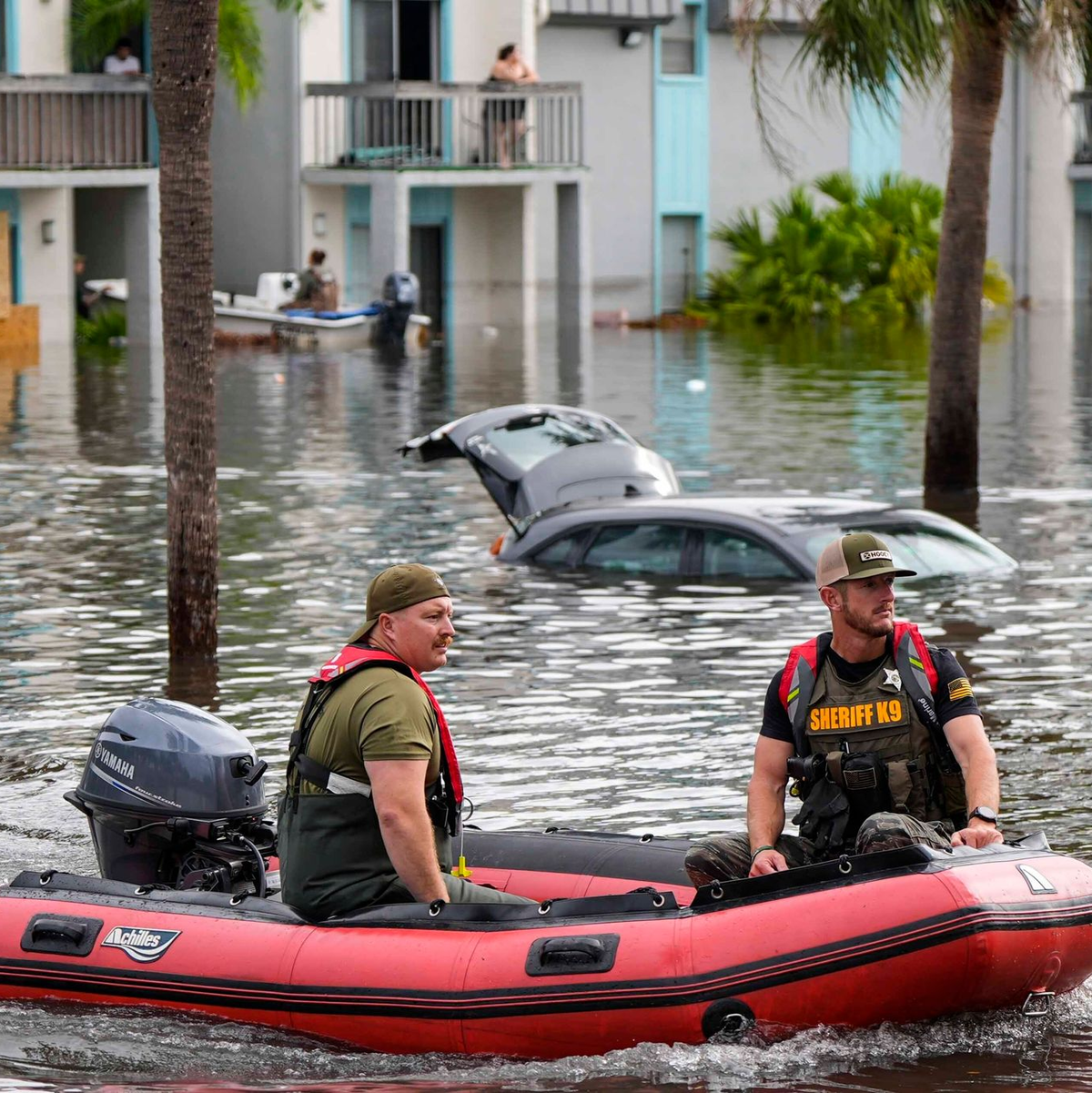Rettungskräfte sind in der Stadt Clearwater auf dem Weg zu Sturmopfern. - Foto: Mike Stewart/AP/dpa