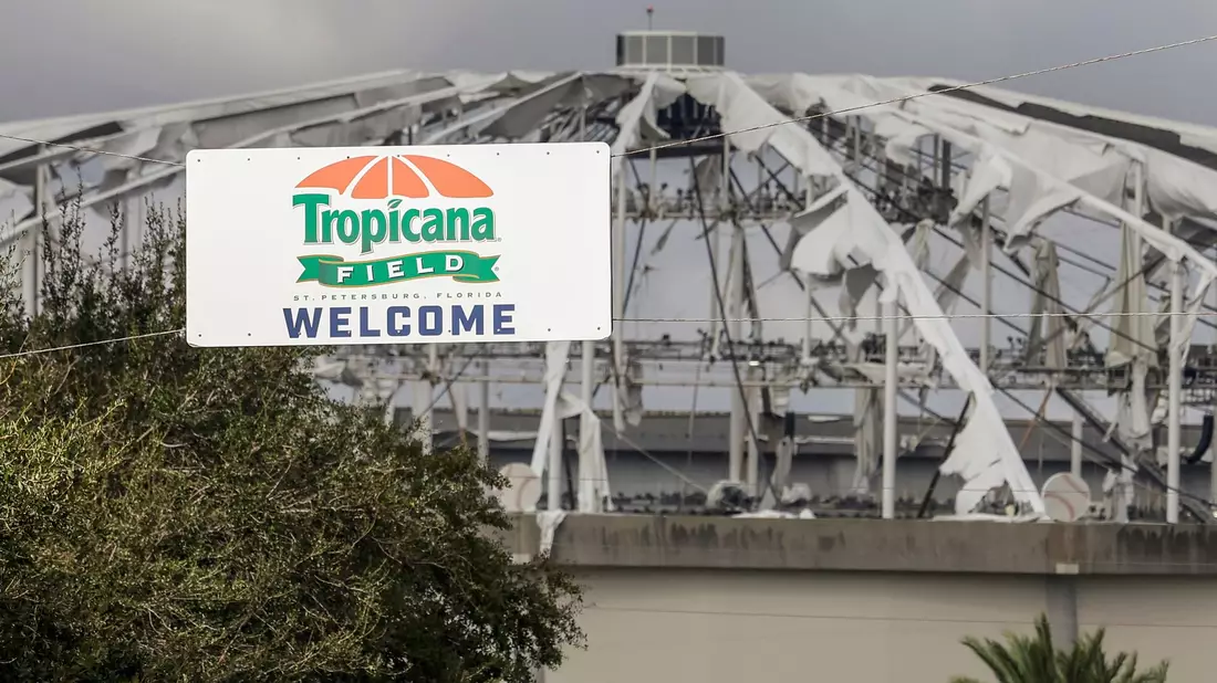 Blick auf das zerstörte Dach des Baseball-Stadions Tropicana Field in St. Petersburg in Florida. - Bild: Mike Carlson/AP/dpa