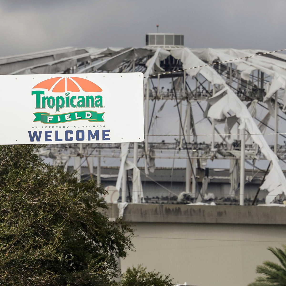 Blick auf das zerstörte Dach des Baseball-Stadions Tropicana Field in St. Petersburg in Florida. - Foto: Mike Carlson/AP/dpa