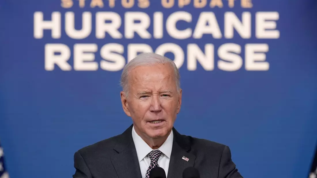 Biden: Menschen riskierten ihr eigenes Leben, um anderen zu helfen und sähen sich Todesdrohungen ausgesetzt. Dies sei ein Resultat von «rücksichtslosen, unverantwortlichen, unerbittlichen Falschbehauptungen und offenen Lügen», die weiterhin verbreitet würden.  - Bild: Susan Walsh/AP/dpa