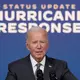 Biden: Menschen riskierten ihr eigenes Leben, um anderen zu helfen und sähen sich Todesdrohungen ausgesetzt. Dies sei ein Resultat von «rücksichtslosen, unverantwortlichen, unerbittlichen Falschbehauptungen und offenen Lügen», die weiterhin verbreitet würden.  - Bild: Susan Walsh/AP/dpa