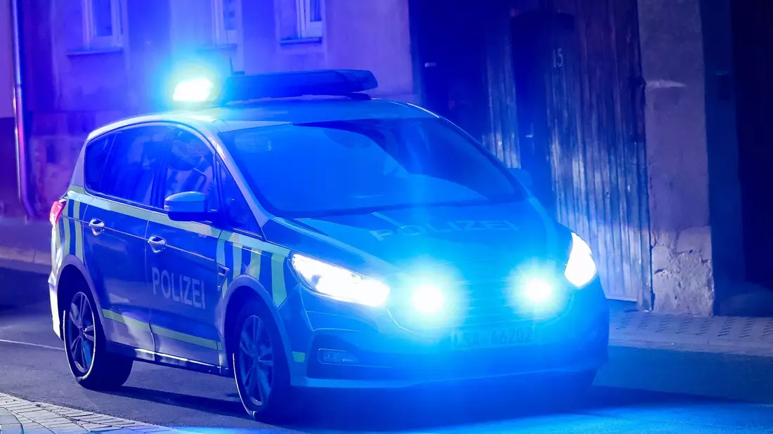 Polizisten haben in Krefeld einen Verdächtigen niedergeschossen. (Symbolbild) - Bild: Jan Woitas/dpa