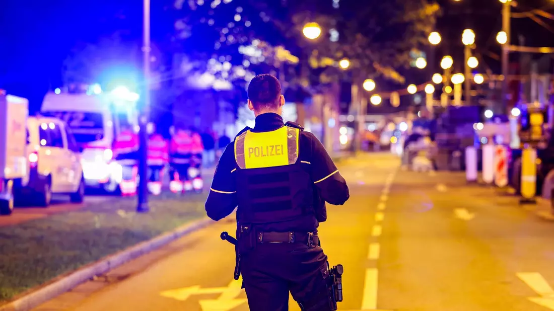 Die Polizei sperrte den Bereich um das Kino ab. - Bild: Christoph Reichwein/dpa