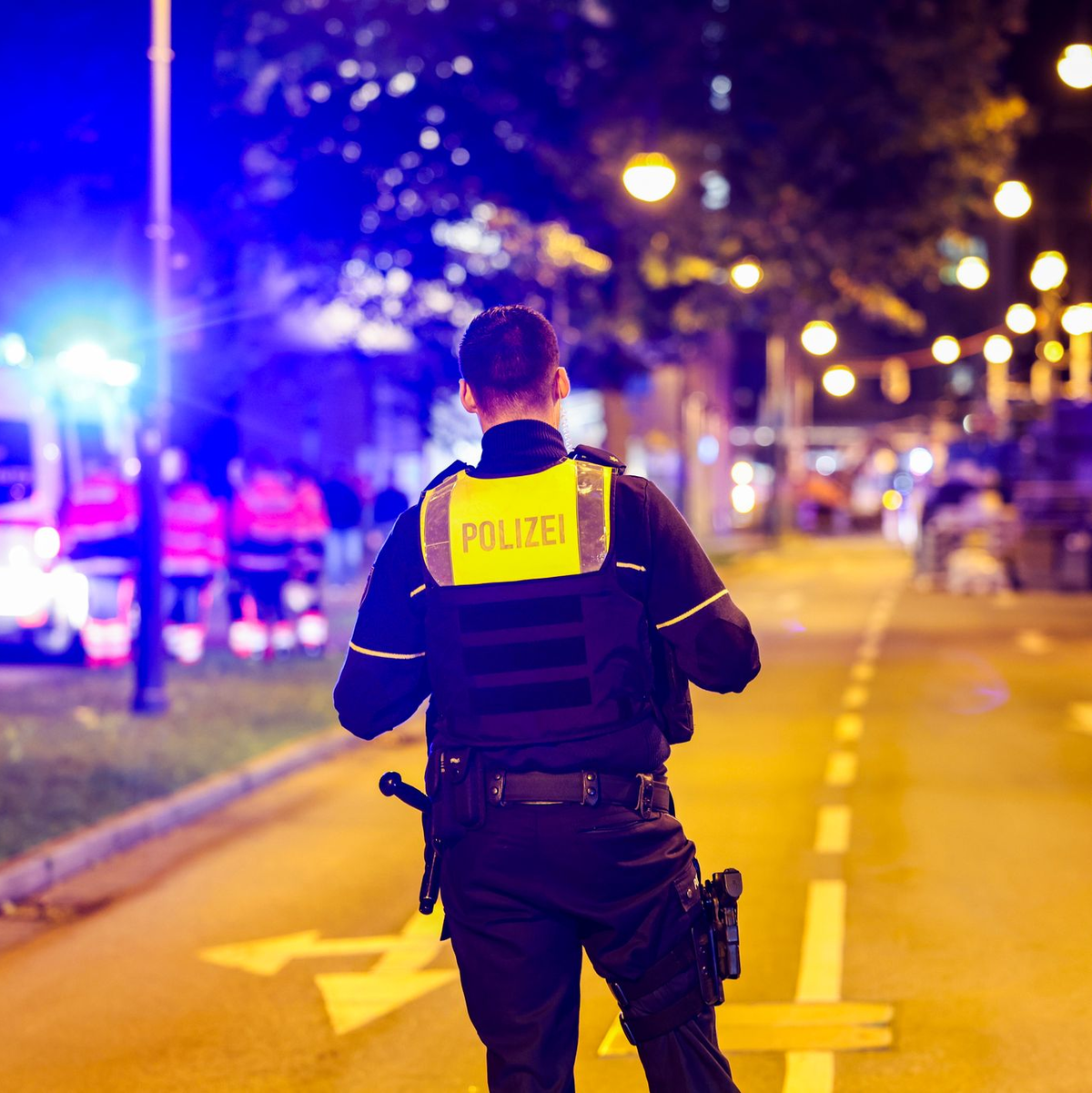 Beamte in weißen Schutzanzügen fotografieren blutige Kleidungsstücke und zertrümmerte Glasscheiben. - Foto: Christoph Reichwein/dpa