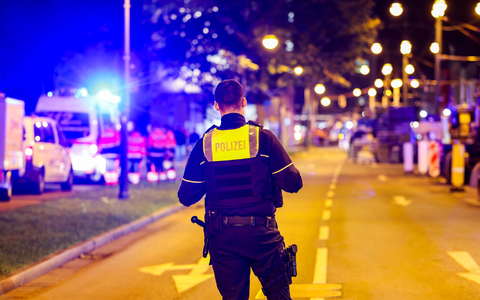 Polizisten sperrten den Bereich um das Kino weiträumig ab. - Foto: Christoph Reichwein/dpa