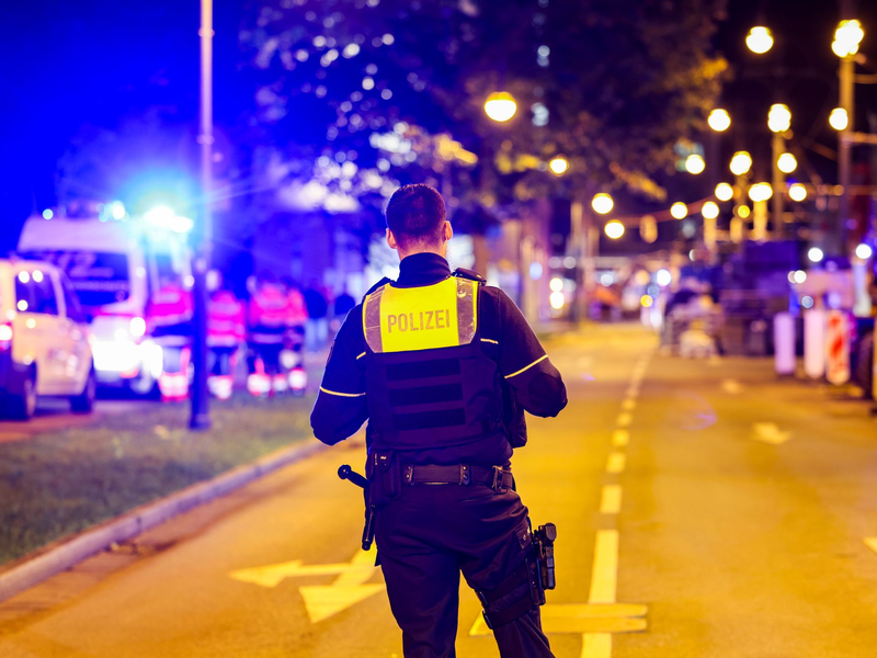 Die Spurensicherung untersucht Einschusslöcher im Foyer eines großen Kinos in Krefeld: Hier hatte die Polizei den Verdächtigen niedergeschossen. (Archivbild) - Foto: Christoph Reichwein/dpa