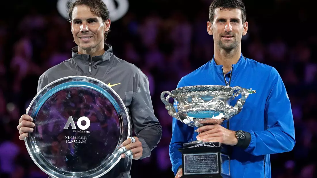 Novak Djokovic (r) will Rafael Nadal bei seinem letzten Spiel die Ehre erweisen. - Bild: Aaron Favila/AP/dpa