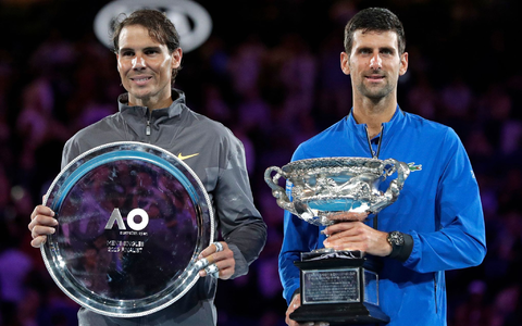 Novak Djokovic (r) will Rafael Nadal bei seinem letzten Spiel die Ehre erweisen. - Foto: Aaron Favila/AP/dpa Novak Djokovic (r) will Rafael Nadal bei seinem letzten Spiel die Ehre erweisen. - Foto: Aaron Favila/AP/dpa