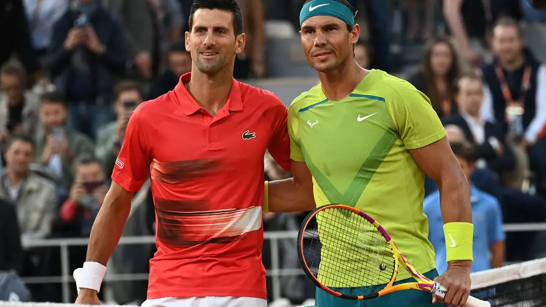 Novak Djokovic (l) richtet rührende Worte an Rafael Nadal nach dessen Rücktrittsankündigung.  - Bild: Anne-Christine Poujoulat/AFP/dpa