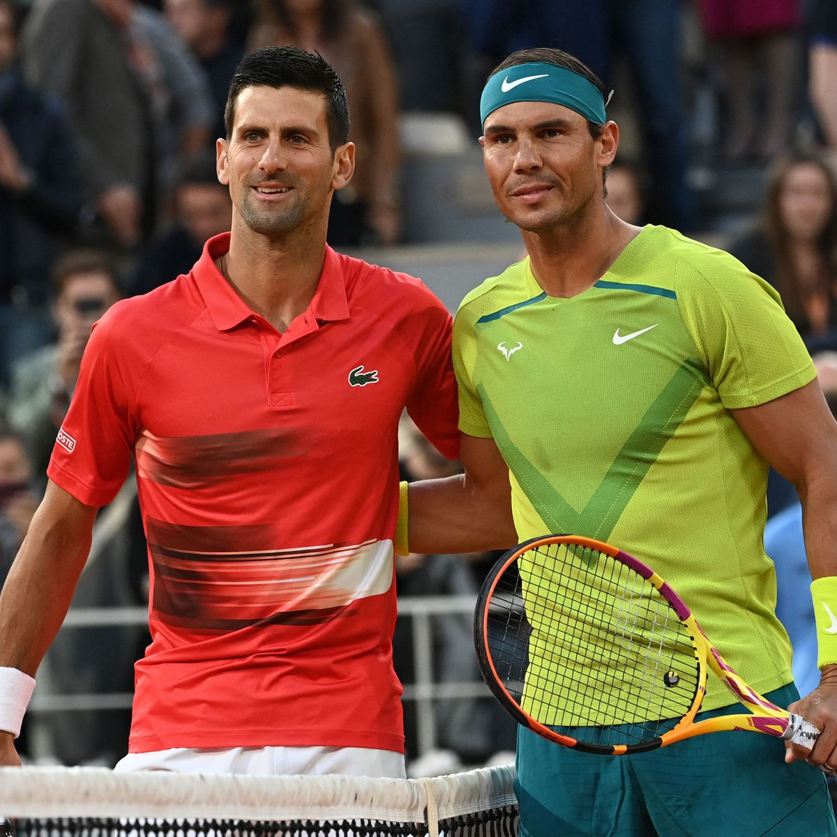 Novak Djokovic (l) richtet rührende Worte an Rafael Nadal nach dessen Rücktrittsankündigung.  - Foto: Anne-Christine Poujoulat/AFP/dpa