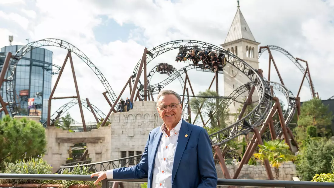 Roland Mack testet auch mit 75 neue Achterbahnen. - Bild: Silas Stein/dpa
