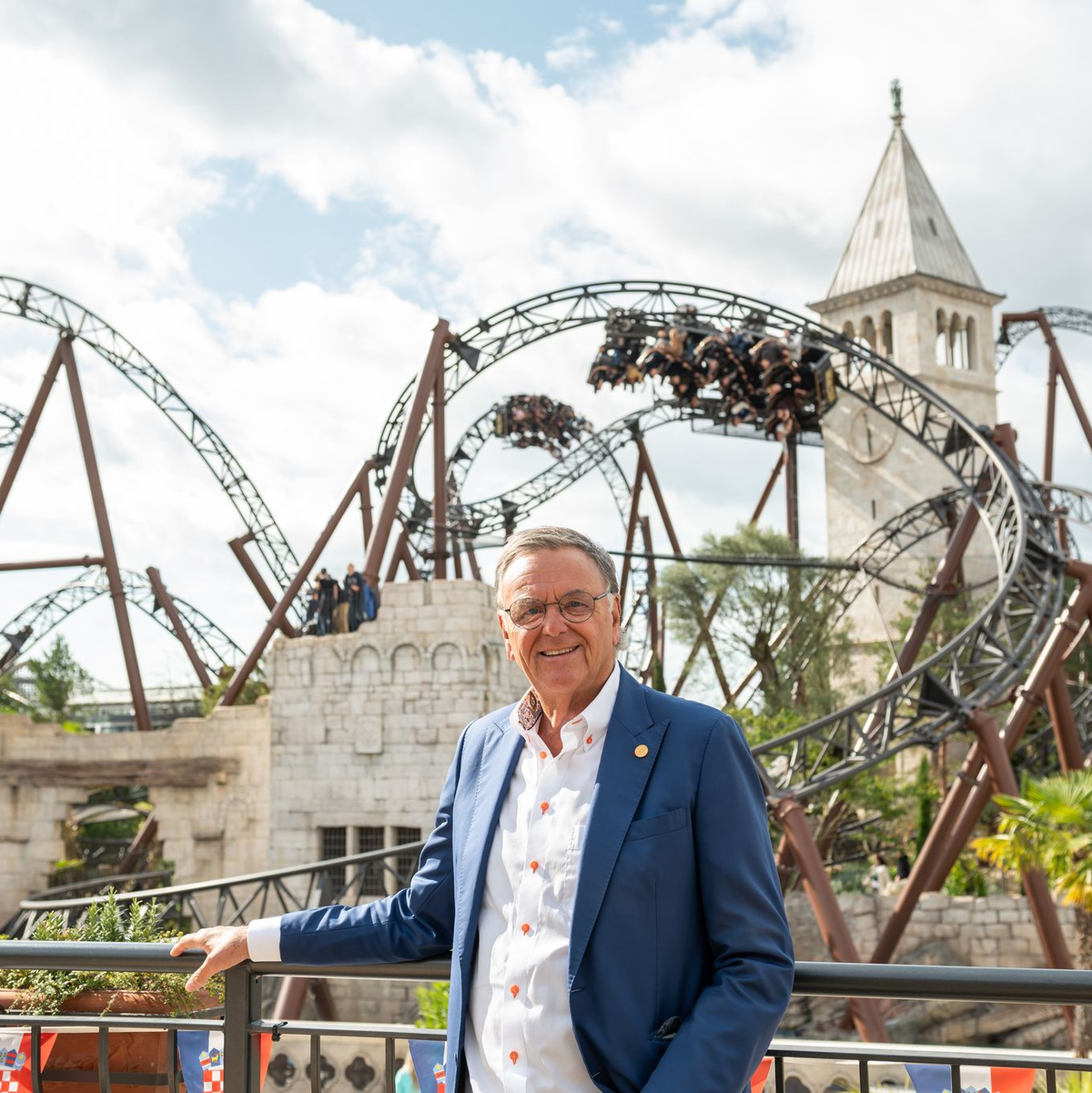 Roland Mack testet auch mit 75 neue Achterbahnen. - Foto: Silas Stein/dpa