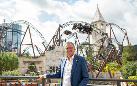 Roland Mack testet auch mit 75 neue Achterbahnen. - Foto: Silas Stein/dpa