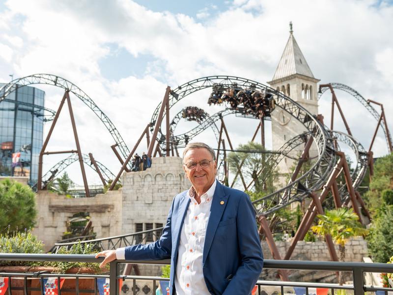 Roland Mack testet auch mit 75 neue Achterbahnen. - Foto: Silas Stein/dpa