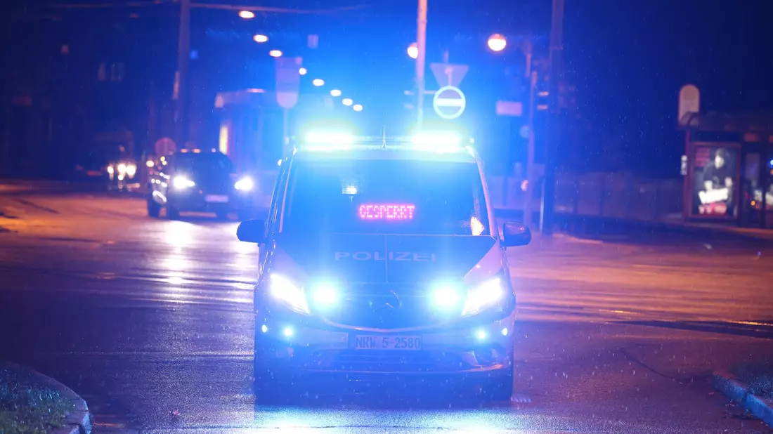 Zwei Scheiben eines Minibus sind beschädigt worden. - Bild: David Young/dpa