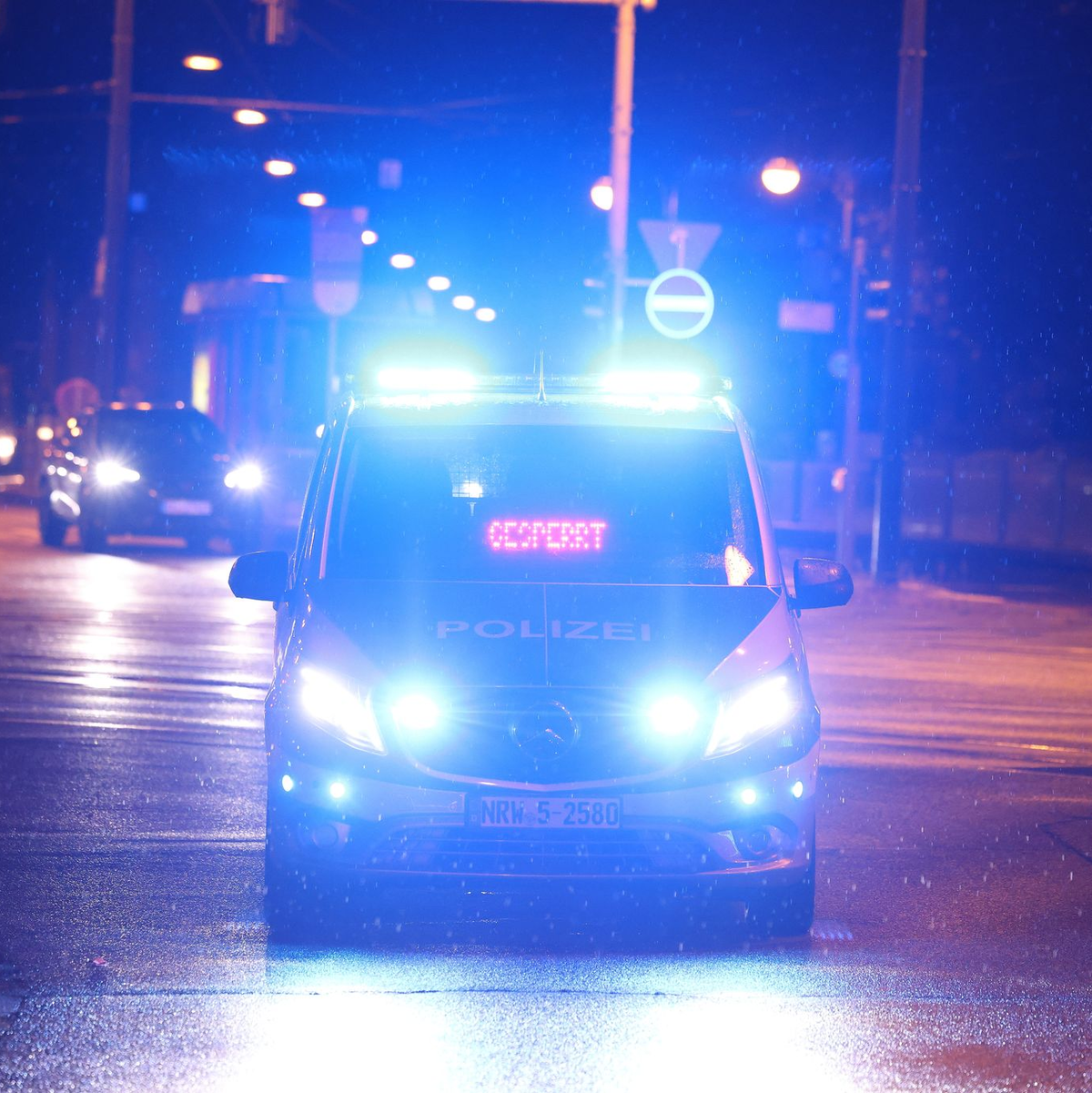 Ein Minibus der Caritas ist bei einem Brandanschlag beschädigt worden.  - Foto: David Young/dpa