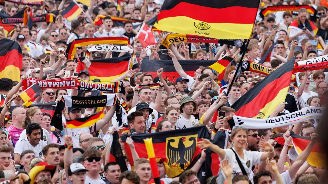 Bei der Heim-EM strömten Tausende in die Stadien und auf die Fanmeilen. - Bild: Friso Gentsch/dpa